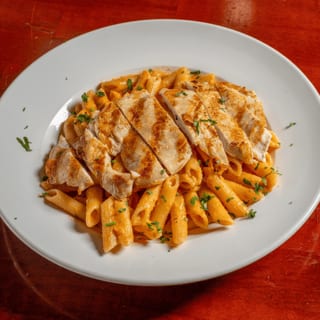 Penne Pasta a La Vodka Con Pollo (Penne Pasta with Vodka Sauce & Chicken)