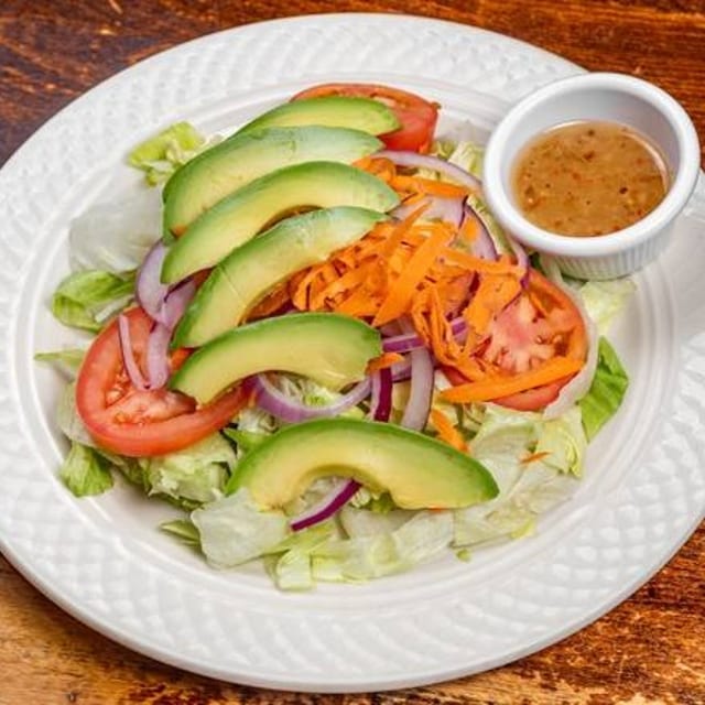 Ensalada Mixta Con Aguacate (Mixed Salad with Avocado).