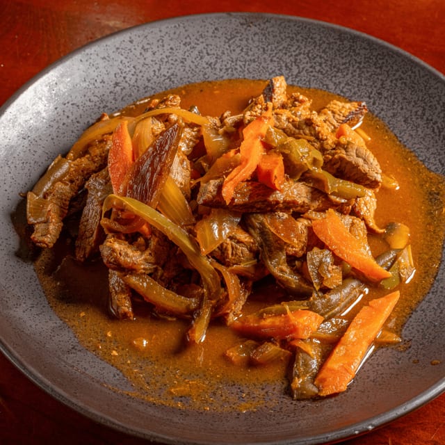 Ropa Vieja en Salsa (Shredded Beef in Sauce).