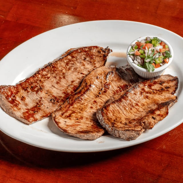 Carne Asada Con Chimole (Roasted Steak).