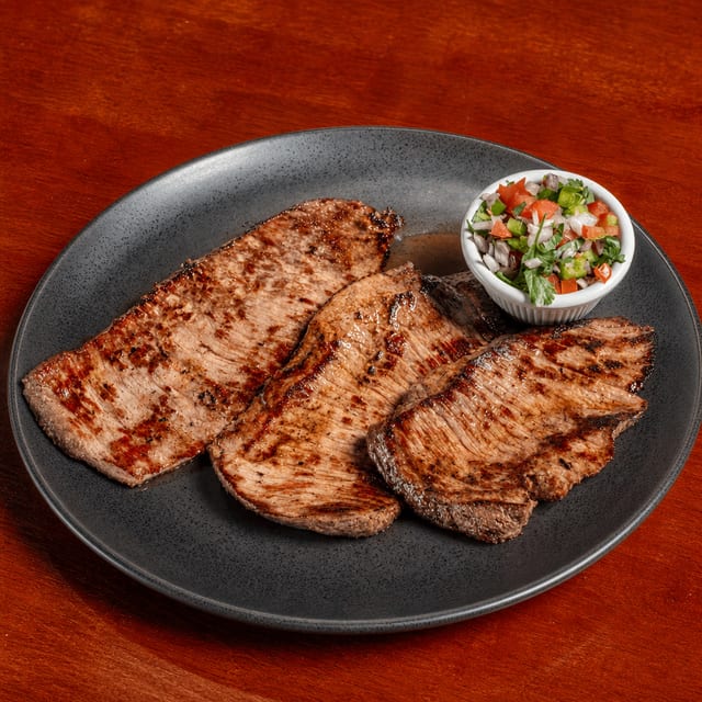 Carne Asada Con Chimole (Roasted Steak).