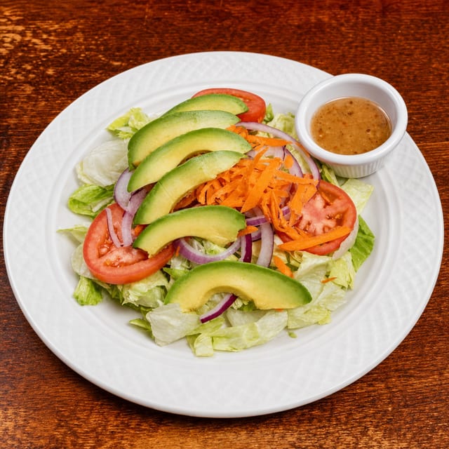 Ensalada Mixta Con Aguacate (Mixed Salad with Avocado).