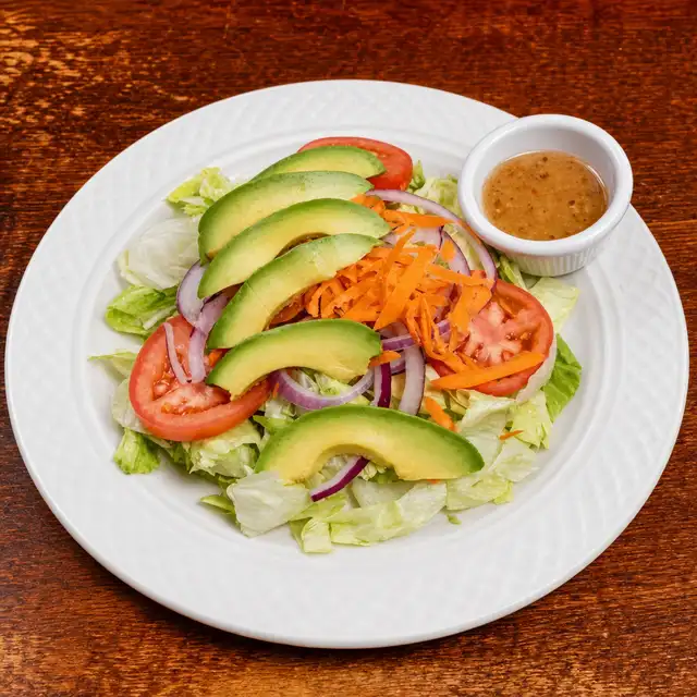 Ensalada Mixta Con Aguacate (Mixed Salad with Avocado).