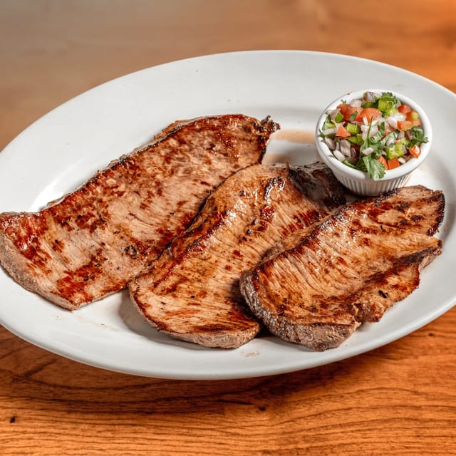 Carne Asada Con Chimole (Roasted Steak).