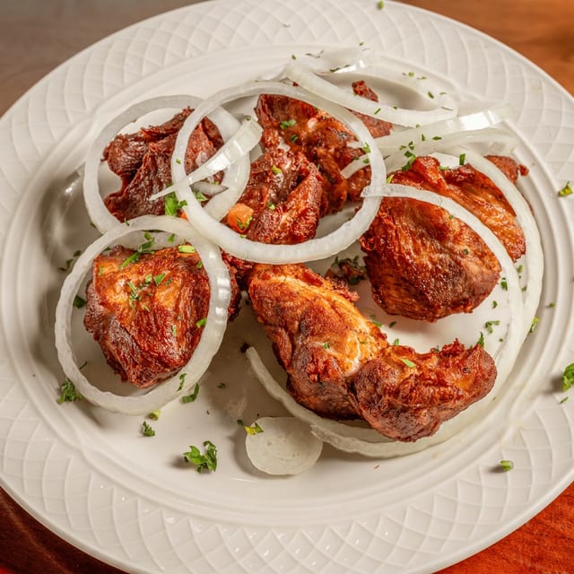 Masas De Cerdo Frita (Fried Chunks of Pork).