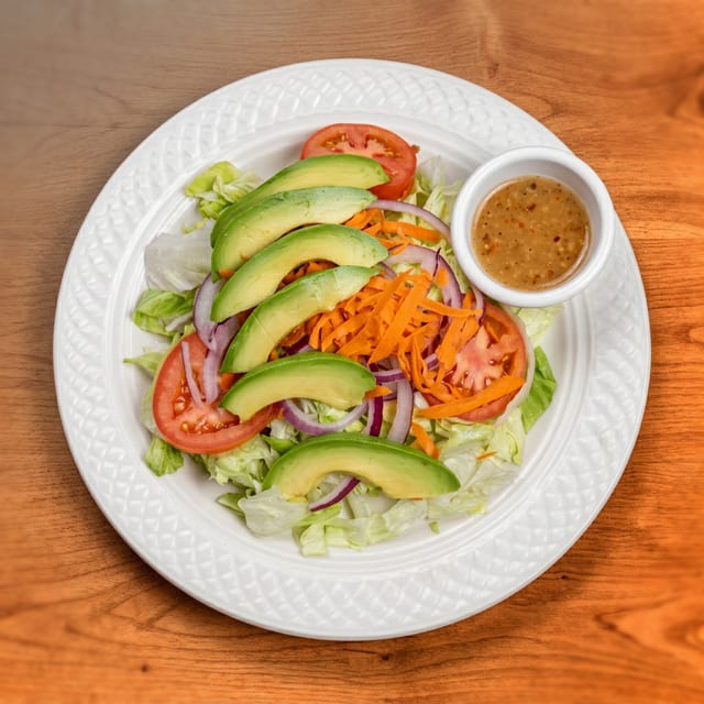 Ensalada Mixta Con Aguacate (Mixed Salad with Avocado).